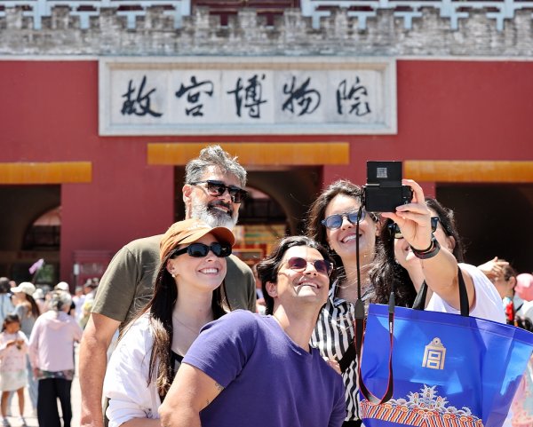 云南配资 【中国那些事儿】免签政策持续发力 外国游客暑期扎堆“中国游”